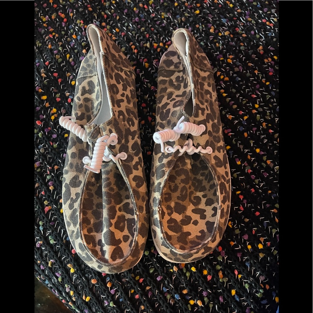 Super cute animal print really light casual sneakers.